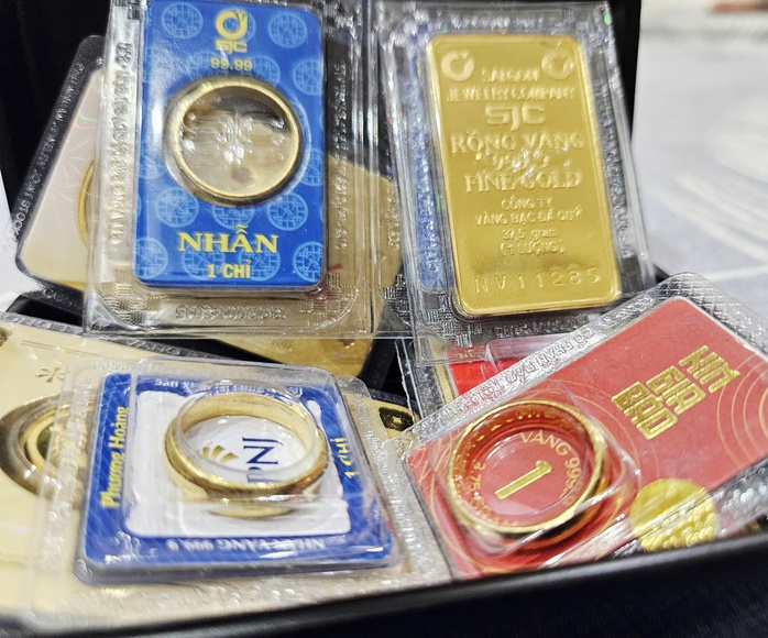 Gi&aacute; v&agrave;ng miếng SJC v&agrave; v&agrave;ng nhẫn r&uacute;t nhanh c&aacute;ch biệt với gi&aacute; thế giới- Ảnh 1.