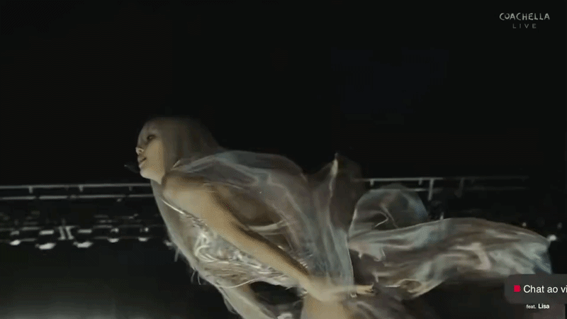 C&oacute; thể l&agrave; xịn nhất Coachella: Lisa vừa diễn Victoria's Secret giữa sa mạc phải kh&ocirc;ng?- Ảnh 3.