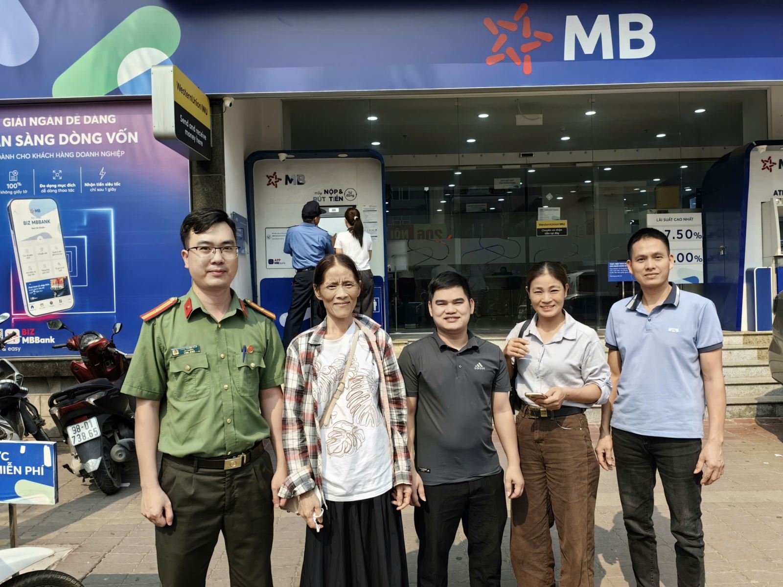 Chuyển khoản th&agrave;nh c&ocirc;ng 700 triệu đồng, người đ&agrave;n &ocirc;ng SN 1994 liền gọi điện xin lại số tiền: Chủ t&agrave;i khoản MB Bank phải tr&igrave;nh b&aacute;o c&ocirc;ng an- Ảnh 1.