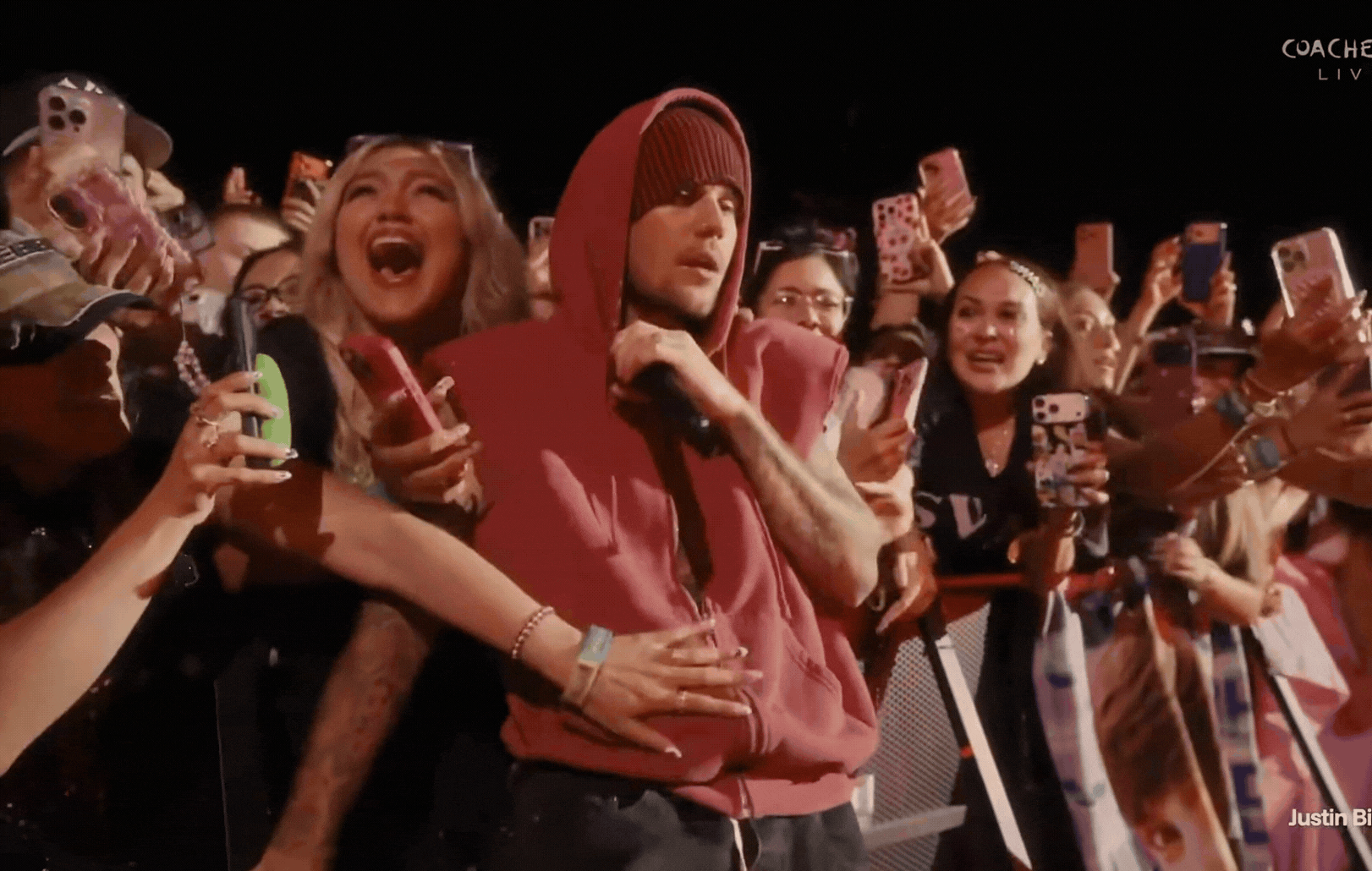 Justin Bieber bị &ldquo;đụng chạm&rdquo; nhạy cảm ngay tr&ecirc;n s&acirc;n khấu Coachella- Ảnh 1.