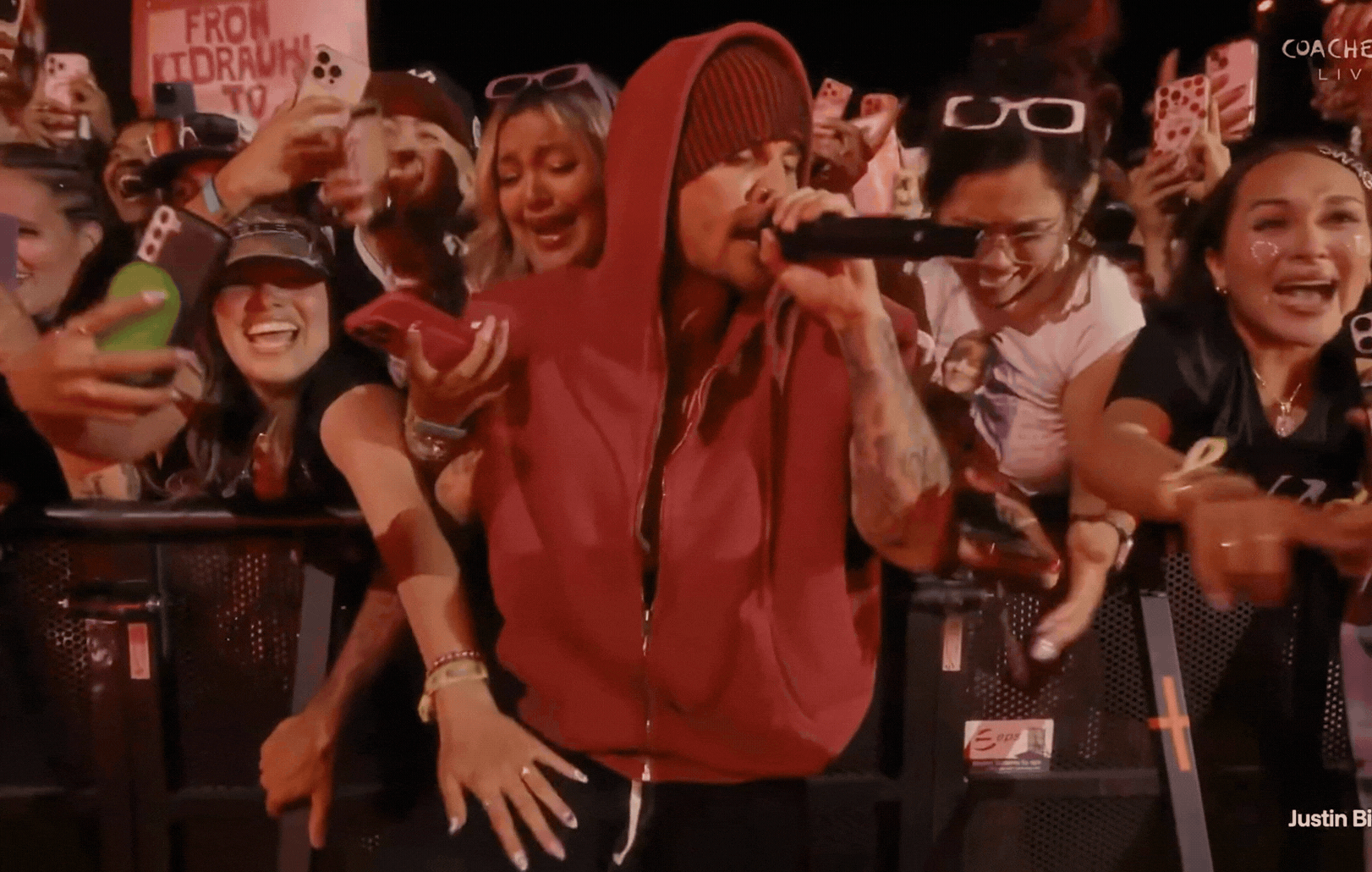 Justin Bieber bị &ldquo;đụng chạm&rdquo; nhạy cảm ngay tr&ecirc;n s&acirc;n khấu Coachella- Ảnh 2.