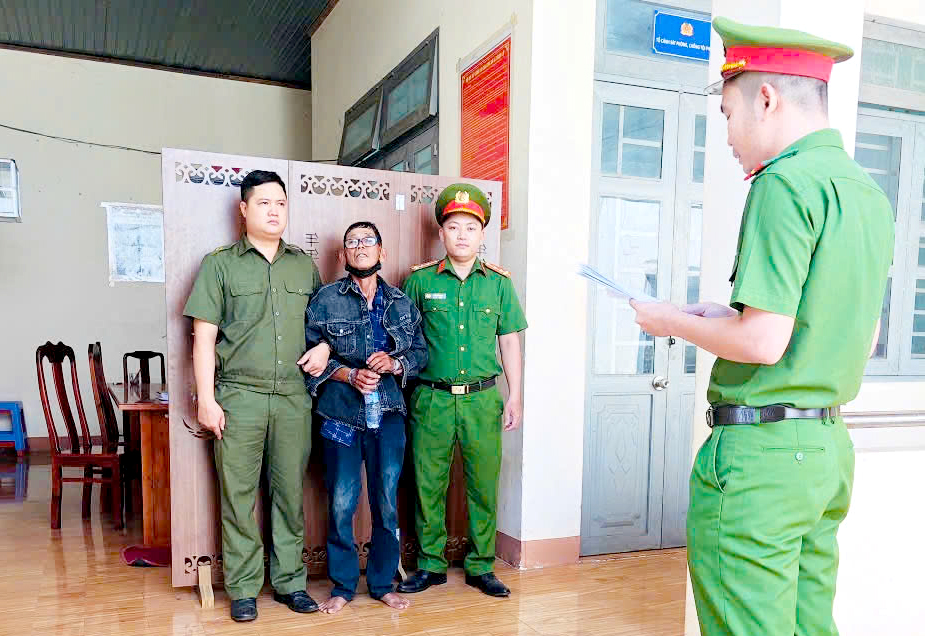 Thi h&agrave;nh lệnh bắt tạm giam đối tượng cộm c&aacute;n B&igrave;nh &ldquo;ch&ocirc;m&rdquo;- Ảnh 1.