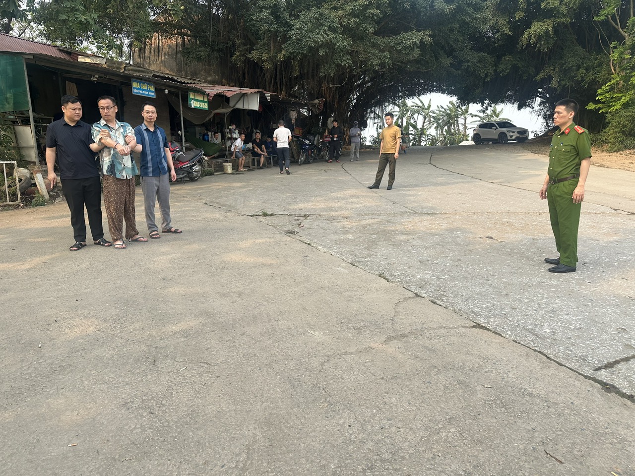 Va chạm giao th&ocirc;ng đ&aacute;ng sợ: Người đ&agrave;n &ocirc;ng nước ng&ograve;ai nổ s&uacute;ng tại Hưng Y&ecirc;n - Ảnh 3.