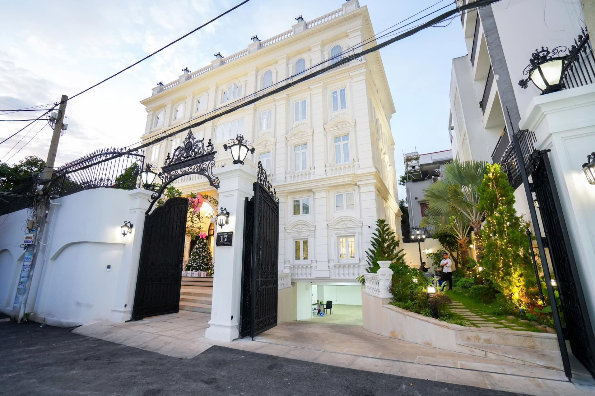 Nam NSƯT cưới nữ đại gia c&oacute; 3 con ri&ecirc;ng, sở hữu biệt thự 200 tỷ: "Anh mong nắm tay em thật chặt"- Ảnh 3.