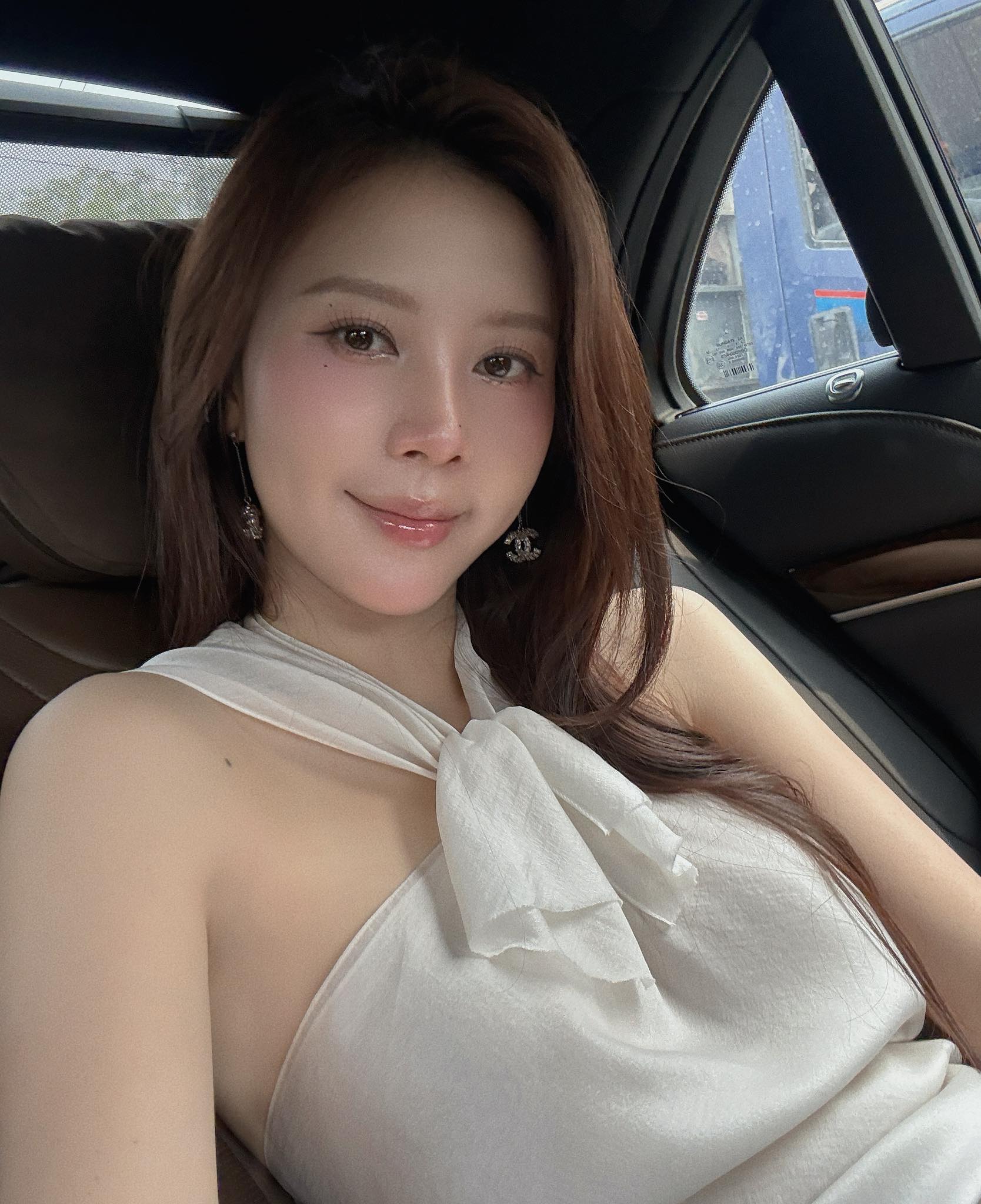 Cựu tiếp vi&ecirc;n Vietnam Airlines đ&oacute;ng MV với Sơn T&ugrave;ng M-TP: Lấy chồng gi&aacute;m đốc ở H&agrave; Nội, sinh liền 2 con, giờ ra sao?- Ảnh 9.