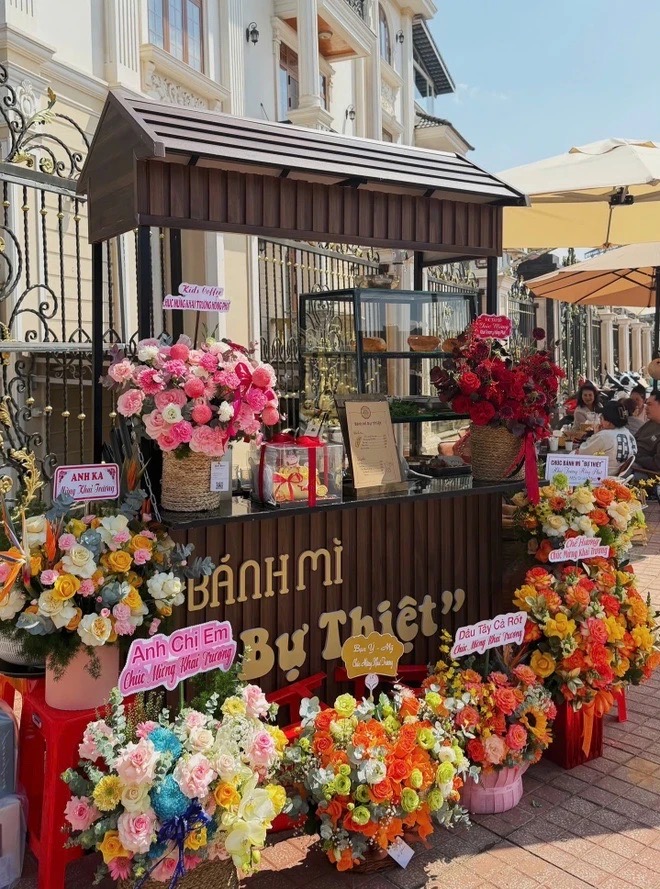 Danh t&iacute;nh c&ocirc; chủ qu&aacute;n b&aacute;n b&aacute;nh m&igrave; trong biệt thự 700m2 ở Đ&agrave; Lạt, ngỡ ng&agrave;ng l&yacute; do tạm đ&oacute;ng cửa sau 2 tuần- Ảnh 1.