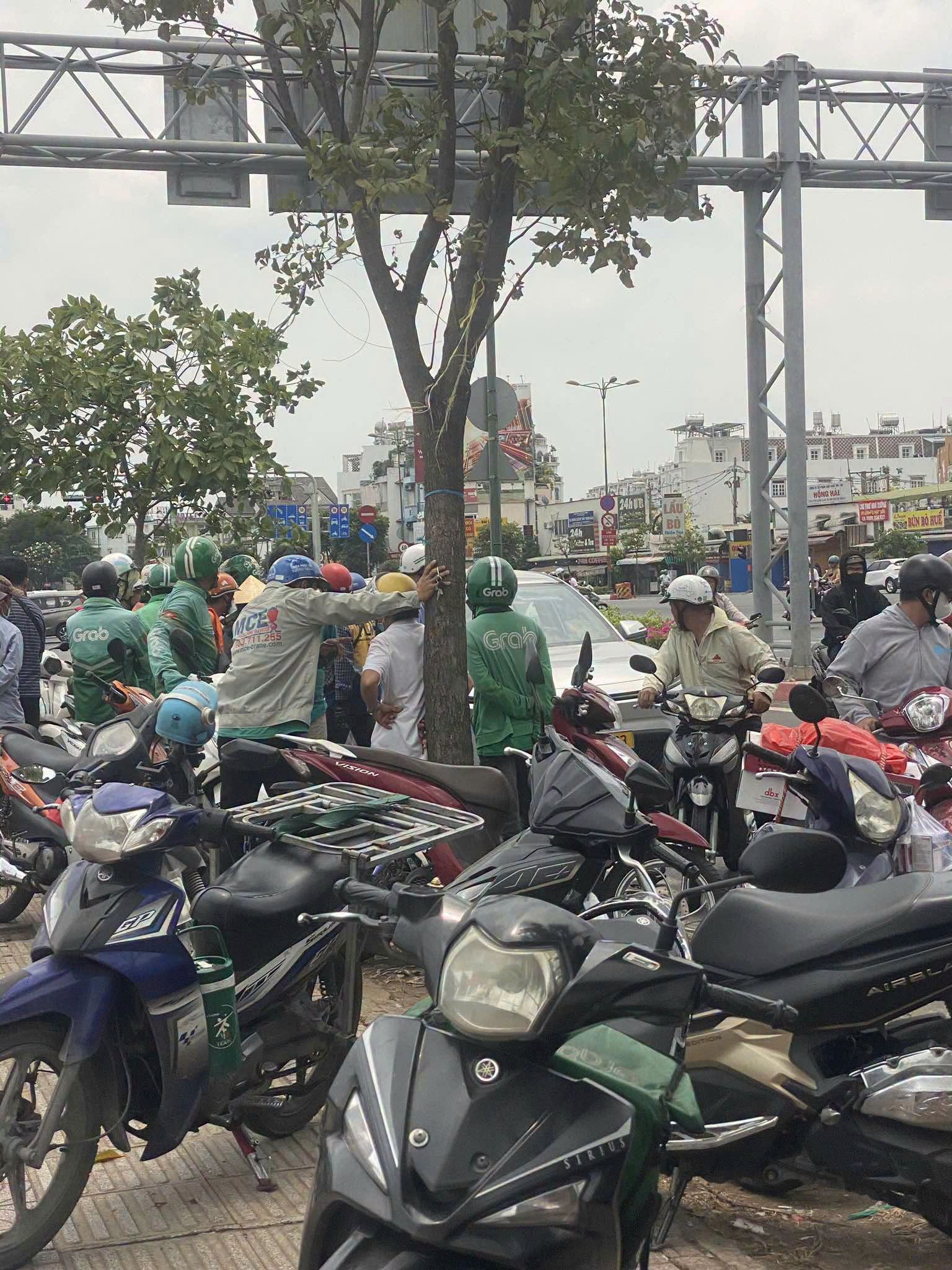 TP.HCM: T&agrave;i xế tử vong trong xe &ocirc; t&ocirc; đậu tr&ecirc;n đại lộ Phạm Văn Đồng- Ảnh 2.