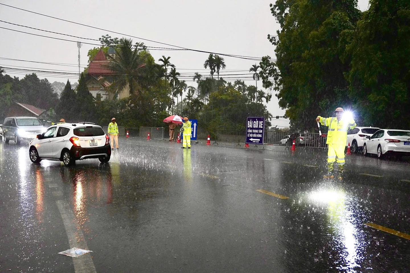 Mưa trắng trời Đền H&ugrave;ng, biển người v&agrave; xe vẫn &ugrave;n &ugrave;n đổ về trẩy hội sớm cả một tuần!- Ảnh 5.