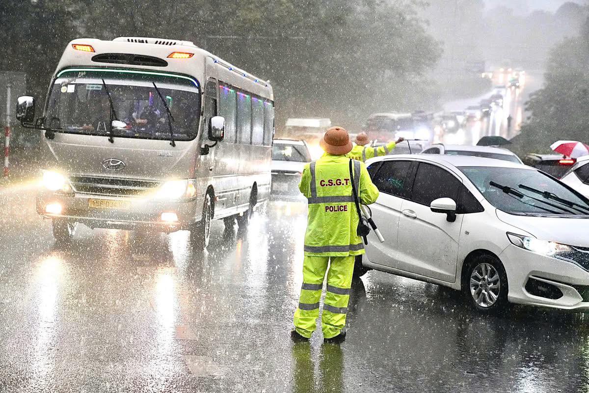 Mưa trắng trời Đền H&ugrave;ng, biển người v&agrave; xe vẫn &ugrave;n &ugrave;n đổ về trẩy hội sớm cả một tuần!- Ảnh 4.