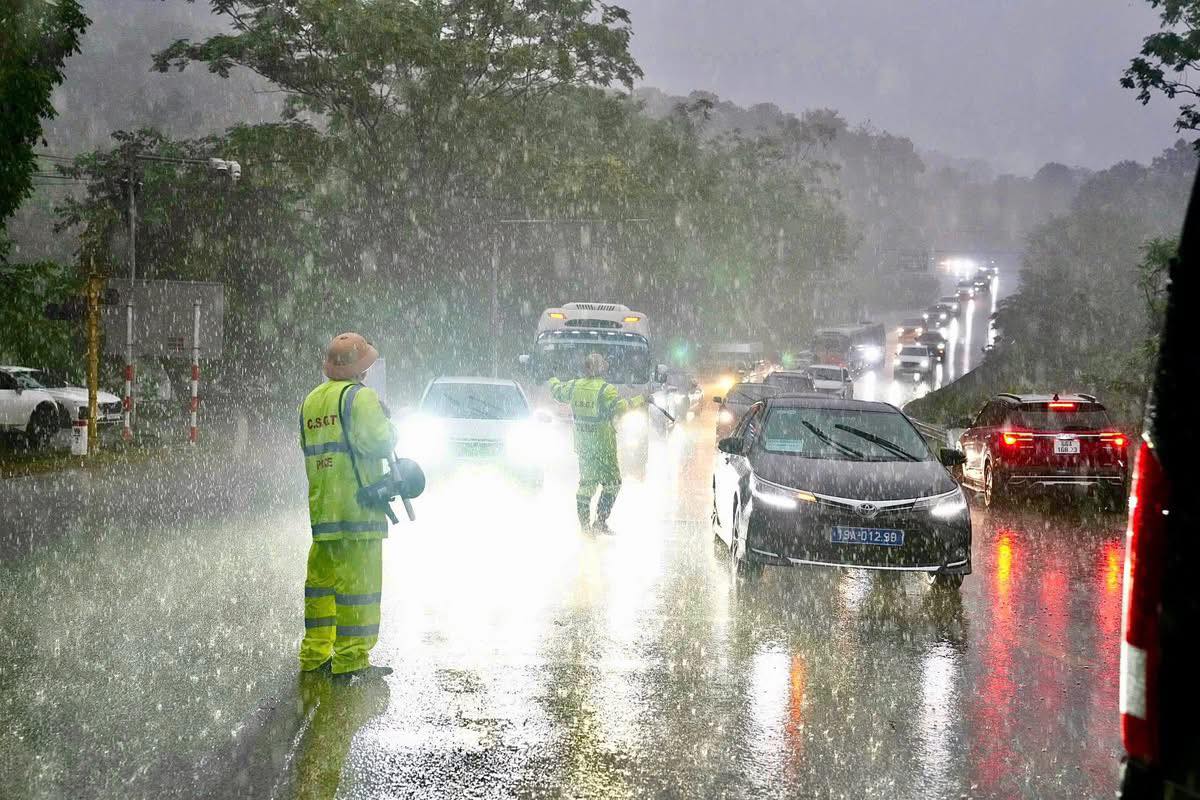 Mưa trắng trời Đền H&ugrave;ng, biển người v&agrave; xe vẫn &ugrave;n &ugrave;n đổ về trẩy hội sớm cả một tuần!- Ảnh 3.