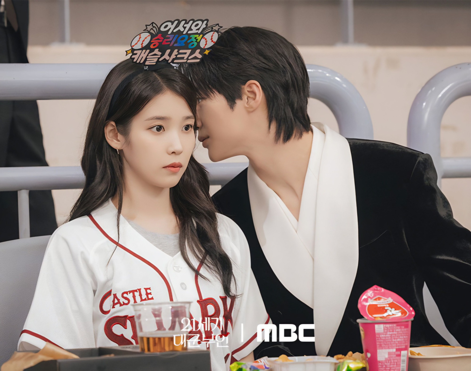 Mọi thứ như h&oacute;a đi&ecirc;n khi xem phim của IU: Ho&agrave;ng tử x&eacute; gi&oacute; cứu người y&ecirc;u si&ecirc;u ngầu, rating liền vượt 2 chữ số- Ảnh 6.