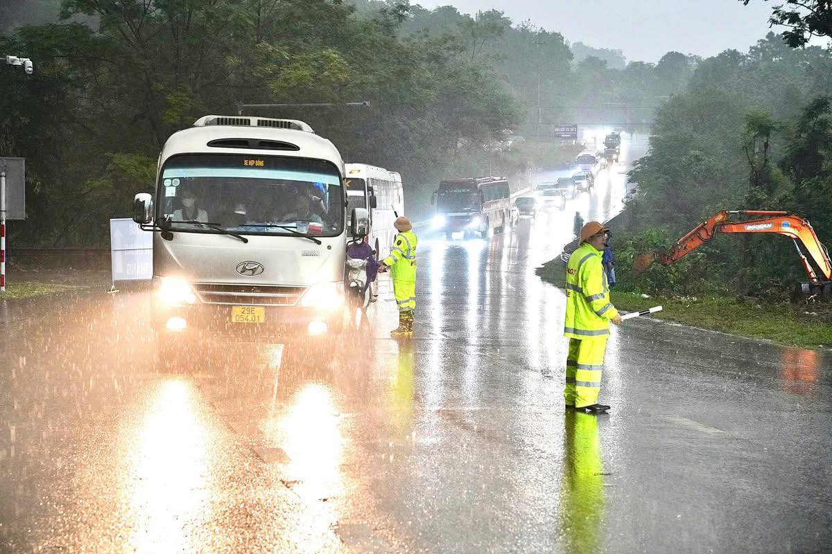 Mưa trắng trời Đền H&ugrave;ng, biển người v&agrave; xe vẫn &ugrave;n &ugrave;n đổ về trẩy hội sớm cả một tuần!- Ảnh 2.