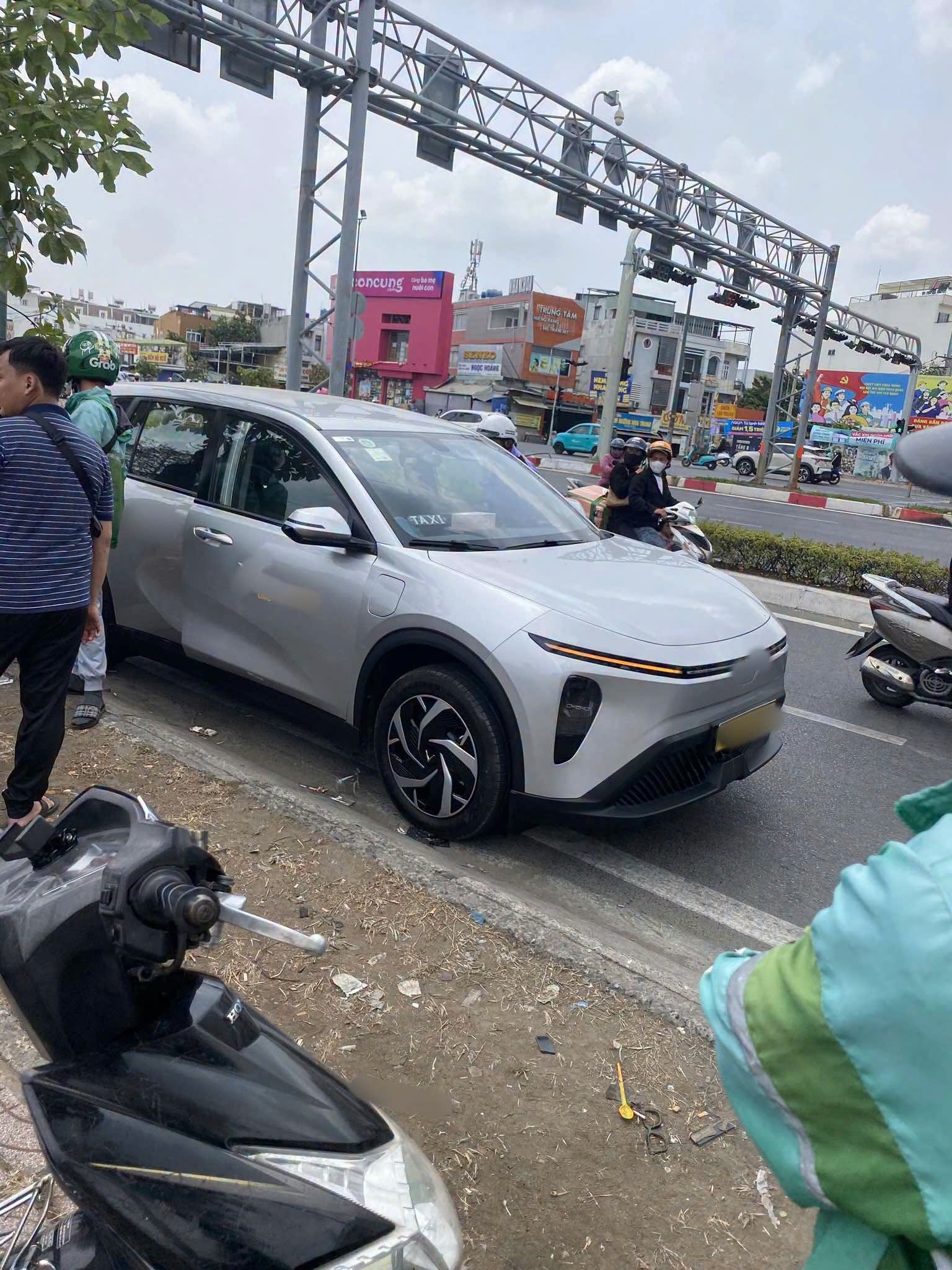 TP.HCM: T&agrave;i xế tử vong trong xe &ocirc; t&ocirc; đậu tr&ecirc;n đại lộ Phạm Văn Đồng- Ảnh 1.