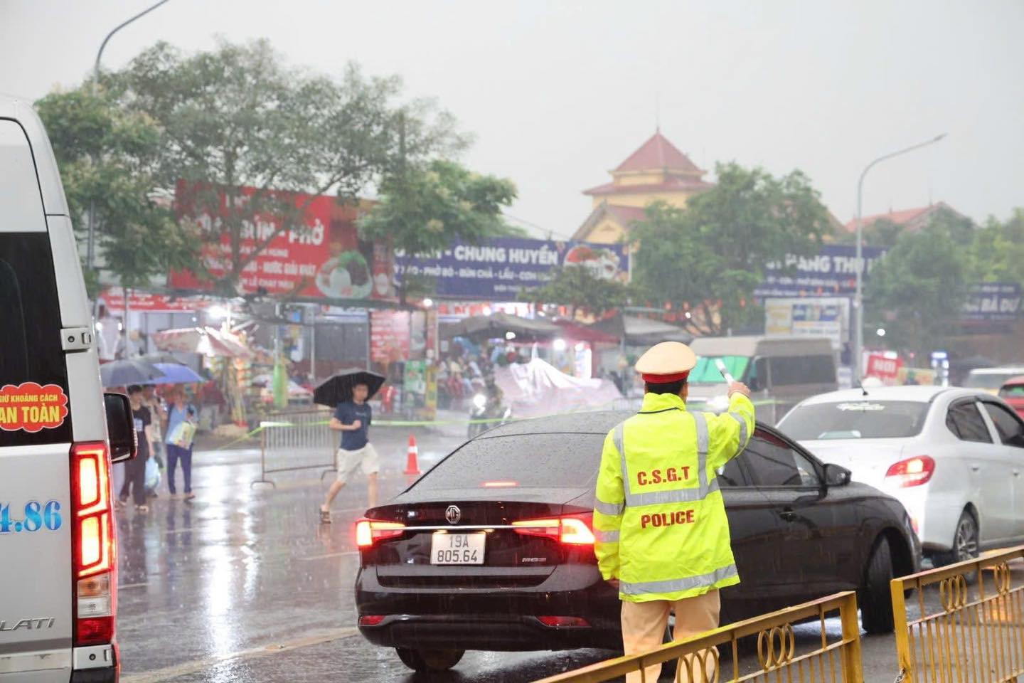 Mưa trắng trời Đền H&ugrave;ng, biển người v&agrave; xe vẫn &ugrave;n &ugrave;n đổ về trẩy hội sớm cả một tuần!- Ảnh 1.