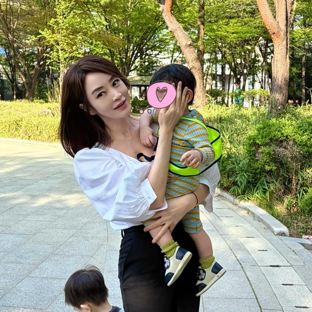 Gương mặt m&eacute;o m&oacute; g&acirc;y sốc của nữ thần sexy đẹp nhất H&agrave;n Quốc- Ảnh 1.