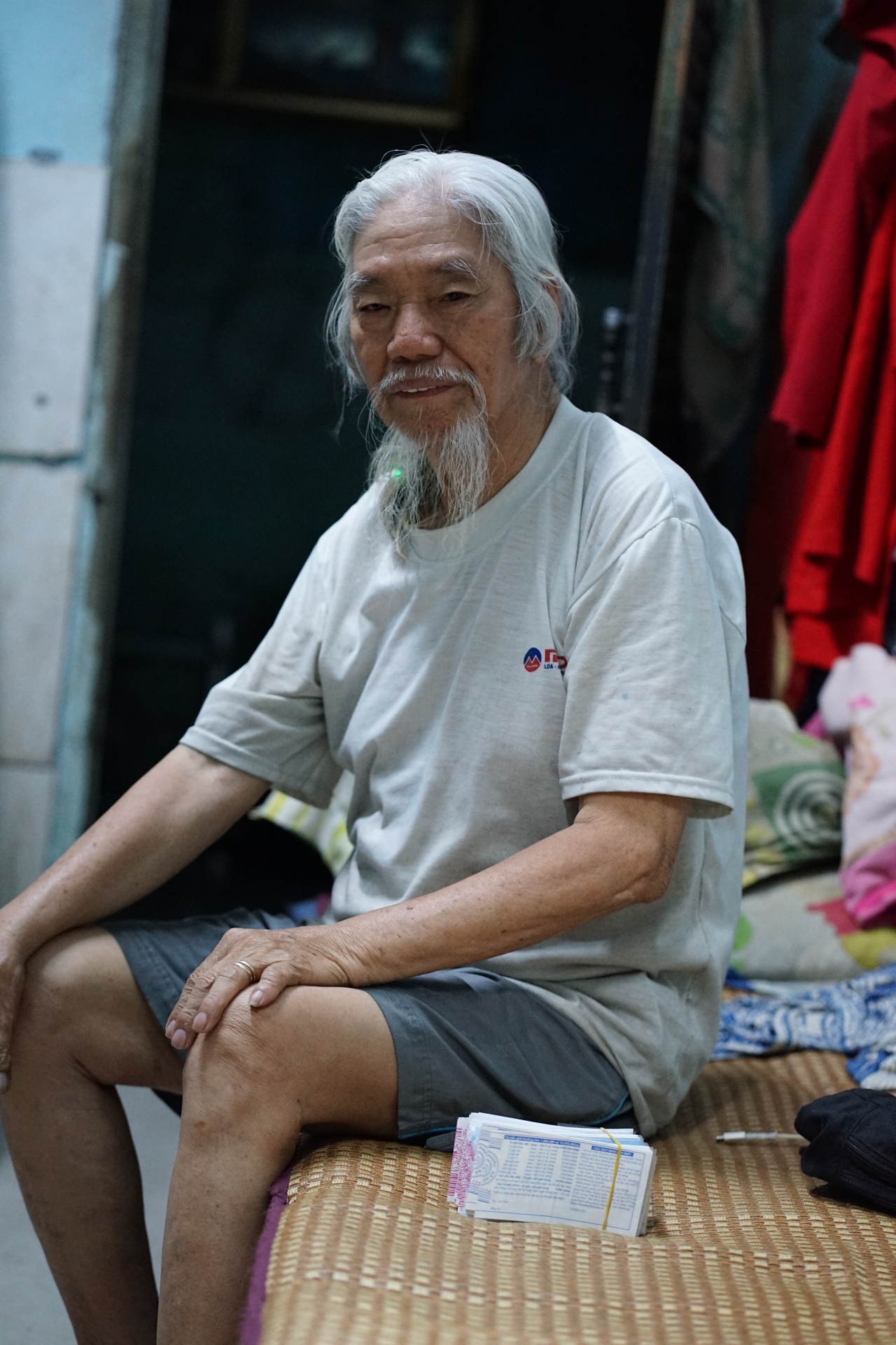 Ăn mặc bảnh bao đi b&aacute;n v&eacute; số, &ocirc;ng l&atilde;o ở TP.HCM sở hữu &ldquo;gia t&agrave;i" kh&oacute; tin: Lần đầu chia sẻ k&yacute; ức về vợ- Ảnh 6.