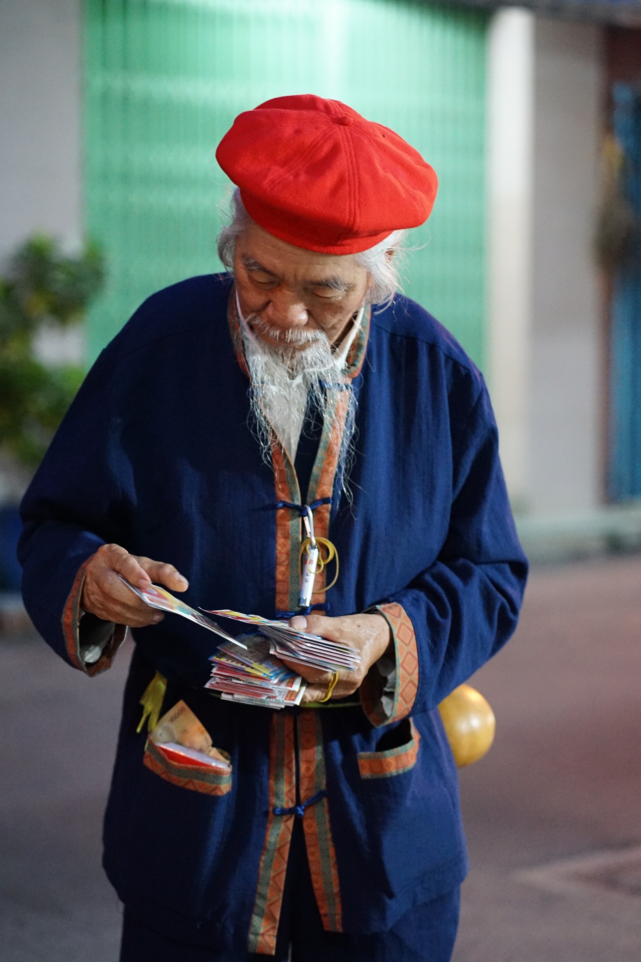 Ăn mặc bảnh bao đi b&aacute;n v&eacute; số, &ocirc;ng l&atilde;o ở TP.HCM sở hữu &ldquo;gia t&agrave;i" kh&oacute; tin: Lần đầu chia sẻ k&yacute; ức về vợ- Ảnh 1.