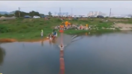 Kỳ t&iacute;ch g&acirc;y chấn động của nh&agrave; sư &ldquo;khinh c&ocirc;ng&rdquo; tr&ecirc;n mặt nước  - Ảnh 3.