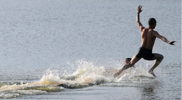 Kỳ t&iacute;ch g&acirc;y chấn động của nh&agrave; sư &ldquo;khinh c&ocirc;ng&rdquo; tr&ecirc;n mặt nước  - Ảnh 1.