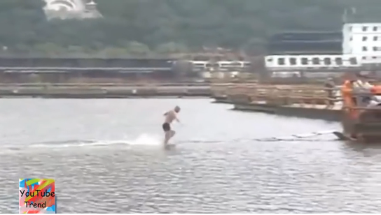 Kỳ t&iacute;ch g&acirc;y chấn động của nh&agrave; sư &ldquo;khinh c&ocirc;ng&rdquo; tr&ecirc;n mặt nước  - Ảnh 2.