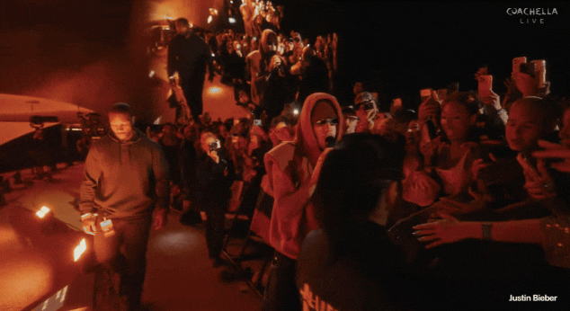 Ngay l&uacute;c n&agrave;y: Justin Bieber trở lại Coachella, ho&agrave; v&agrave;o đ&aacute;m đ&ocirc;ng 125 ngh&igrave;n người, đứng y&ecirc;n cho fan &ocirc;m chặt - Ảnh 3.