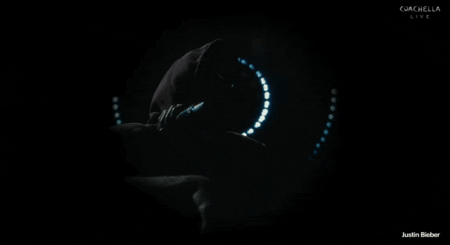 Ngay l&uacute;c n&agrave;y: Justin Bieber trở lại Coachella, ho&agrave; v&agrave;o đ&aacute;m đ&ocirc;ng 125 ngh&igrave;n người, đứng y&ecirc;n cho fan &ocirc;m chặt - Ảnh 1.