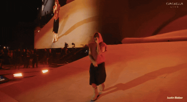 Ngay l&uacute;c n&agrave;y: Justin Bieber trở lại Coachella, ho&agrave; v&agrave;o đ&aacute;m đ&ocirc;ng 125 ngh&igrave;n người, đứng y&ecirc;n cho fan &ocirc;m chặt - Ảnh 2.