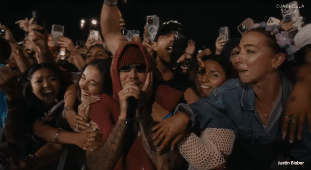 Ngay l&uacute;c n&agrave;y: Justin Bieber trở lại Coachella, ho&agrave; v&agrave;o đ&aacute;m đ&ocirc;ng 125 ngh&igrave;n người, đứng y&ecirc;n cho fan &ocirc;m chặt - Ảnh 4.