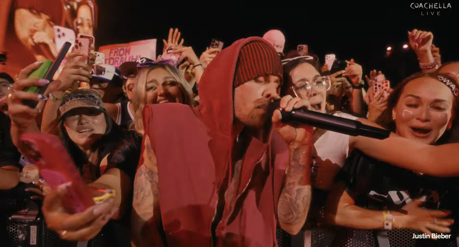 C&ocirc; g&aacute;i may mắn nhất được Justin Bieber &ocirc;m chầm ở Coachella, cả thế giới "ph&aacute;t đi&ecirc;n" với ho&agrave;ng tử nhạc Pop h&ocirc;m nay! - Ảnh 8.