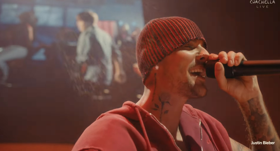 C&ocirc; g&aacute;i may mắn nhất được Justin Bieber &ocirc;m chầm ở Coachella, cả thế giới "ph&aacute;t đi&ecirc;n" với ho&agrave;ng tử nhạc Pop h&ocirc;m nay! - Ảnh 7.