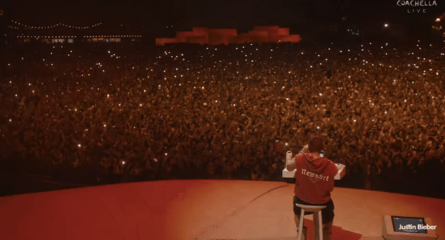 C&ocirc; g&aacute;i may mắn nhất được Justin Bieber &ocirc;m chầm ở Coachella, cả thế giới "ph&aacute;t đi&ecirc;n" với ho&agrave;ng tử nhạc Pop h&ocirc;m nay! - Ảnh 1.