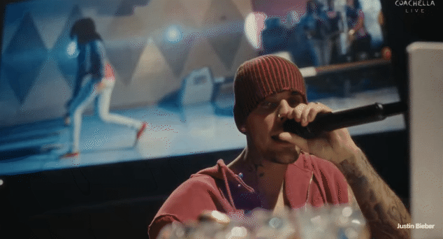 C&ocirc; g&aacute;i may mắn nhất được Justin Bieber &ocirc;m chầm ở Coachella, cả thế giới "ph&aacute;t đi&ecirc;n" với ho&agrave;ng tử nhạc Pop h&ocirc;m nay! - Ảnh 2.