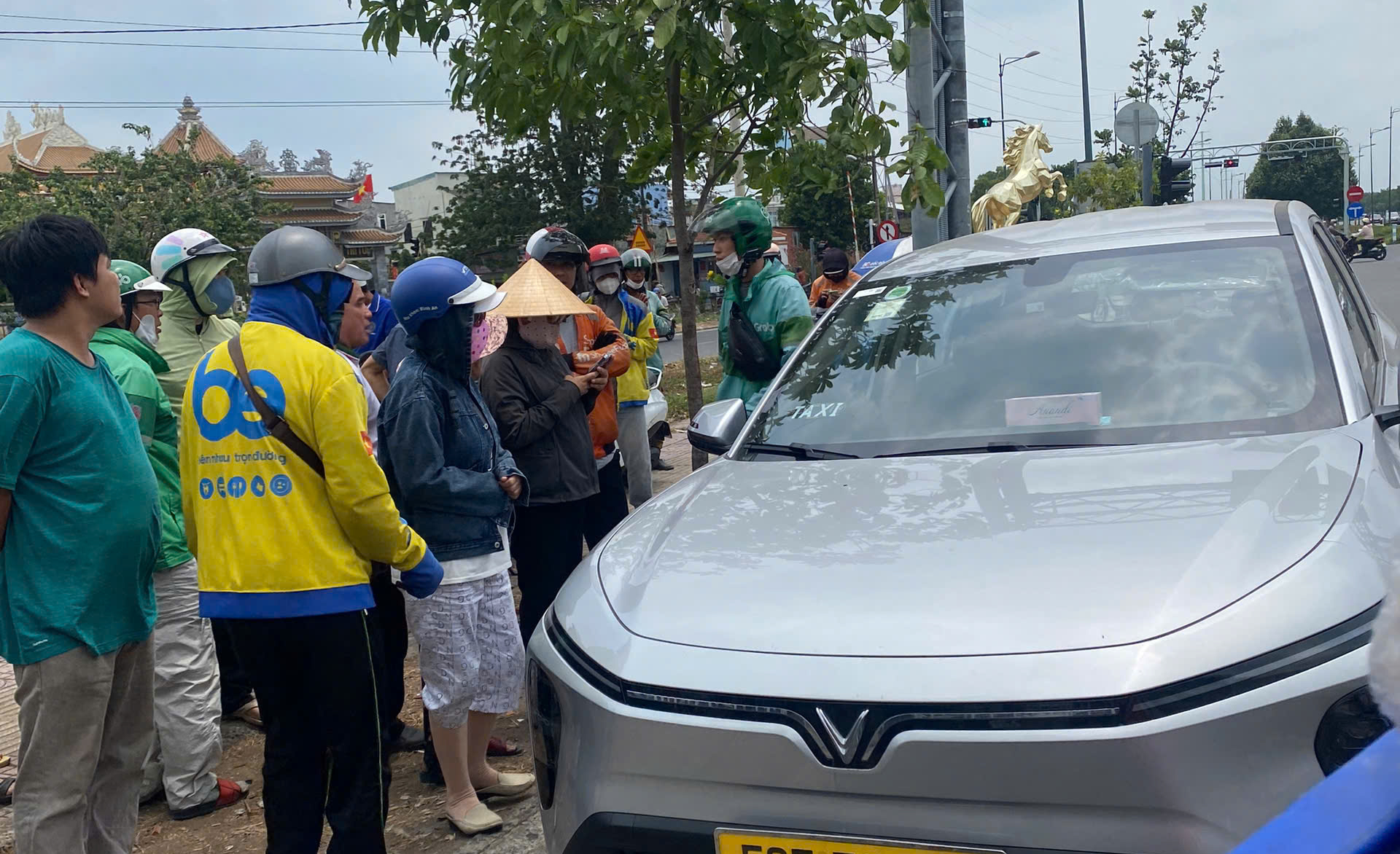 T&agrave;i xế tử vong tr&ecirc;n đường ở TPHCM: Cảnh b&aacute;o nguy cơ đột quỵ giữa nắng n&oacute;ng gay gắt - Ảnh 1.