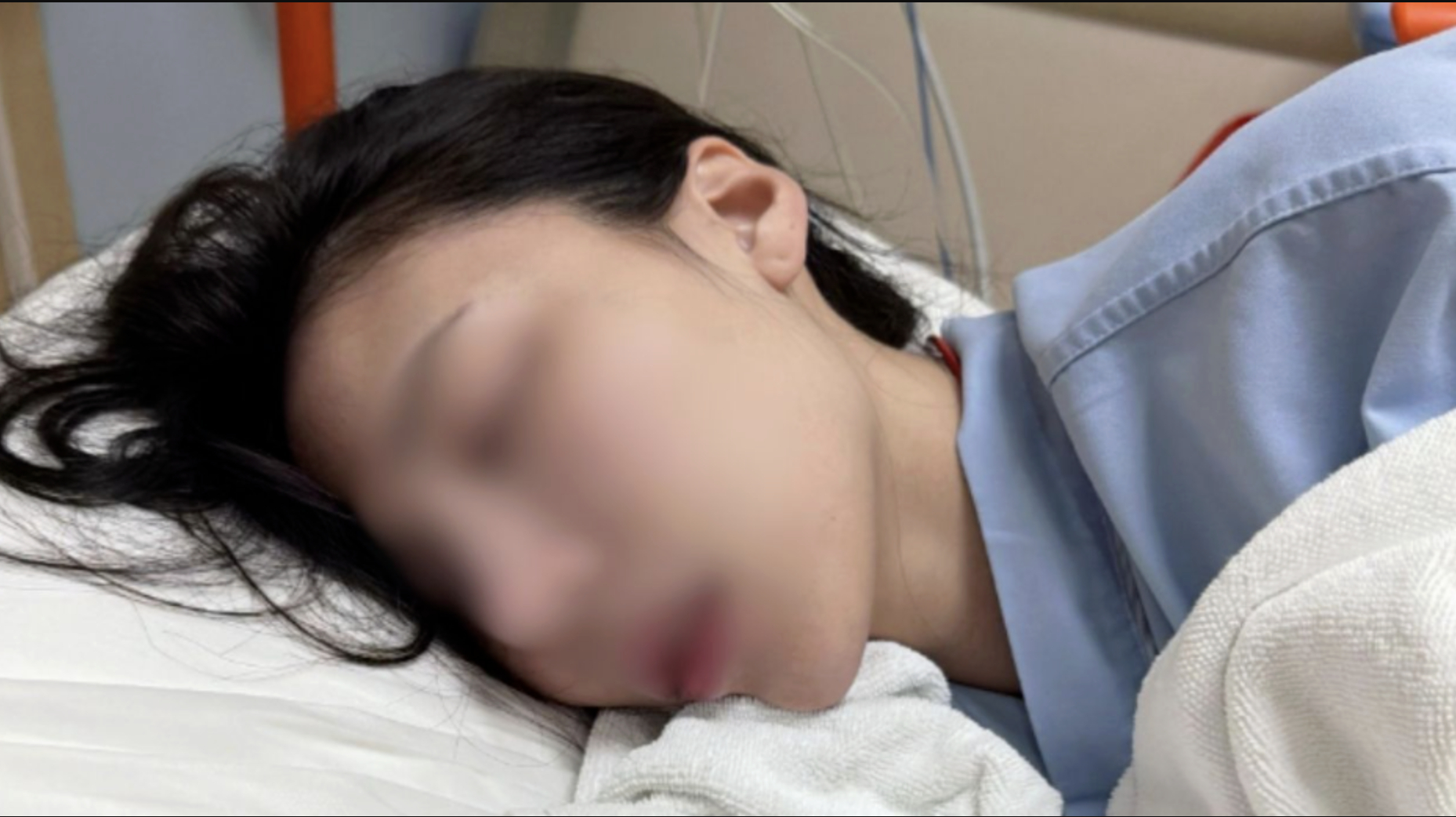 Hot girl nghi bị &ldquo;bắn&rdquo; thuốc m&ecirc; trong lễ hội Songkran bằng s&uacute;ng nước, to&agrave;n th&acirc;n co giật v&agrave; ng&atilde; gục tr&ecirc;n đường- Ảnh 1.