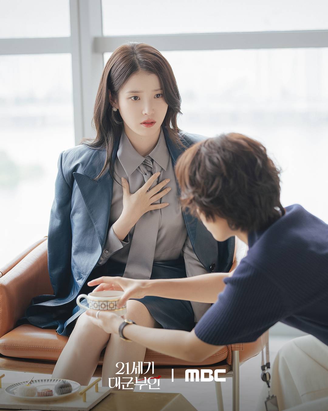 Perfect Crown: Motif cũ nhưng vẫn b&aacute;nh cuốn, IU chứng minh đẳng cấp vai g&igrave; cũng c&acirc;n đẹp- Ảnh 5.