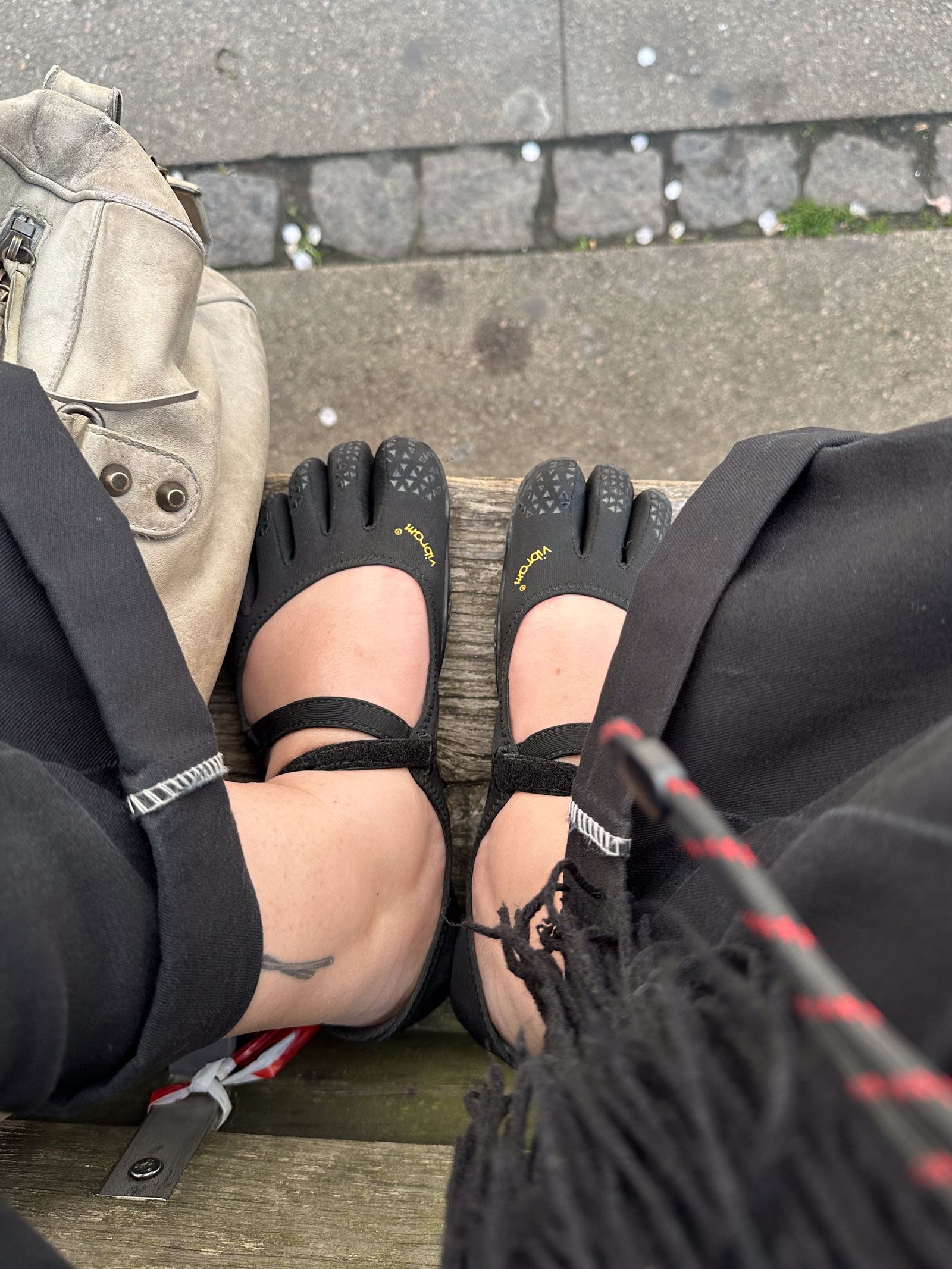 Th&iacute;ch gi&agrave;y Tabi nhưng v&iacute; tiền n&oacute;i "kh&ocirc;ng": Đ&acirc;y l&agrave; những lựa chọn gi&aacute; mềm khiến Margiela cũng phải "d&egrave; chừng"- Ảnh 8.