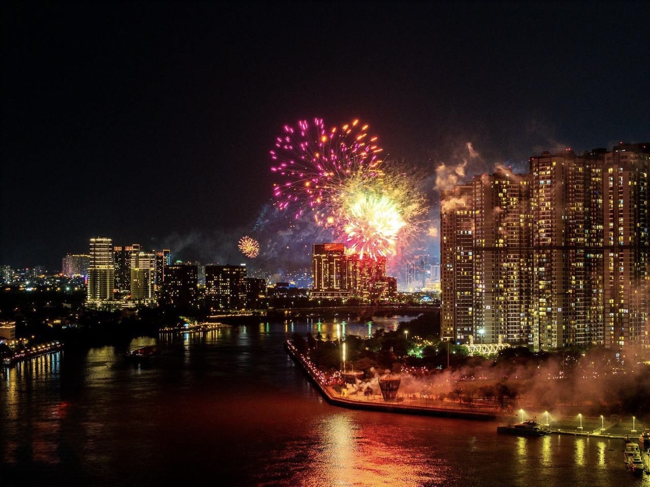 Tin cực vui dịp lễ 30/4: TP.HCM c&oacute; 4 địa điểm xem ph&aacute;o hoa ho&agrave;n to&agrave;n miễn ph&iacute; cho người d&acirc;n- Ảnh 1.