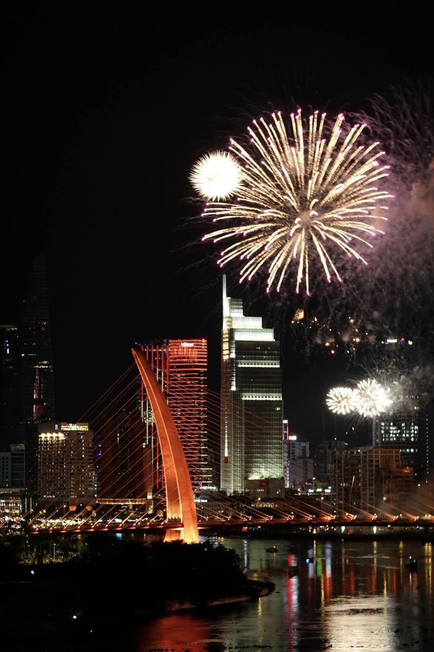 Tin cực vui dịp lễ 30/4: TP.HCM c&oacute; 4 địa điểm xem ph&aacute;o hoa ho&agrave;n to&agrave;n miễn ph&iacute; cho người d&acirc;n- Ảnh 2.