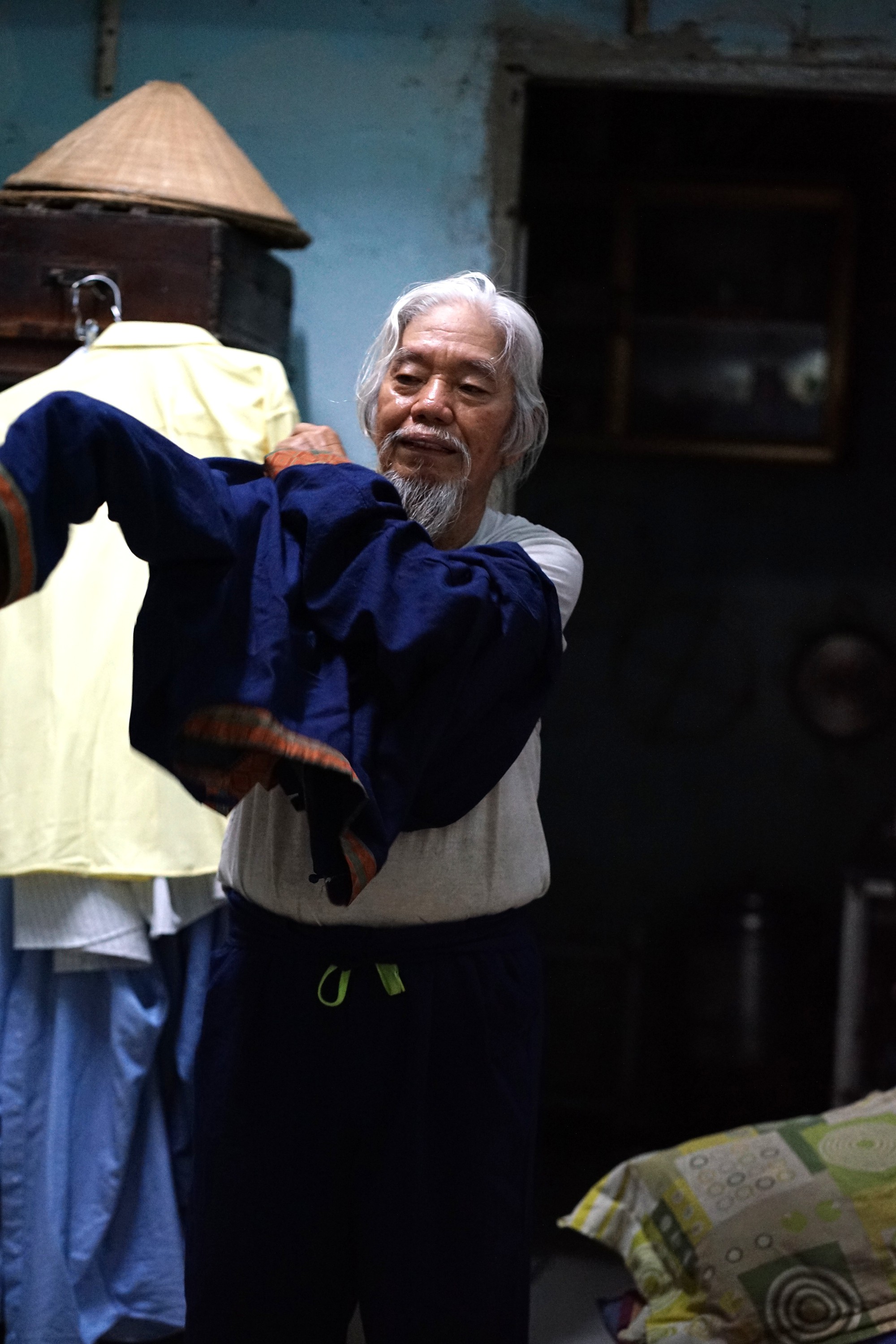 Ăn mặc bảnh bao đi b&aacute;n v&eacute; số, &ocirc;ng l&atilde;o ở TP.HCM sở hữu &ldquo;gia t&agrave;i" kh&oacute; tin: Lần đầu chia sẻ k&yacute; ức về vợ- Ảnh 4.