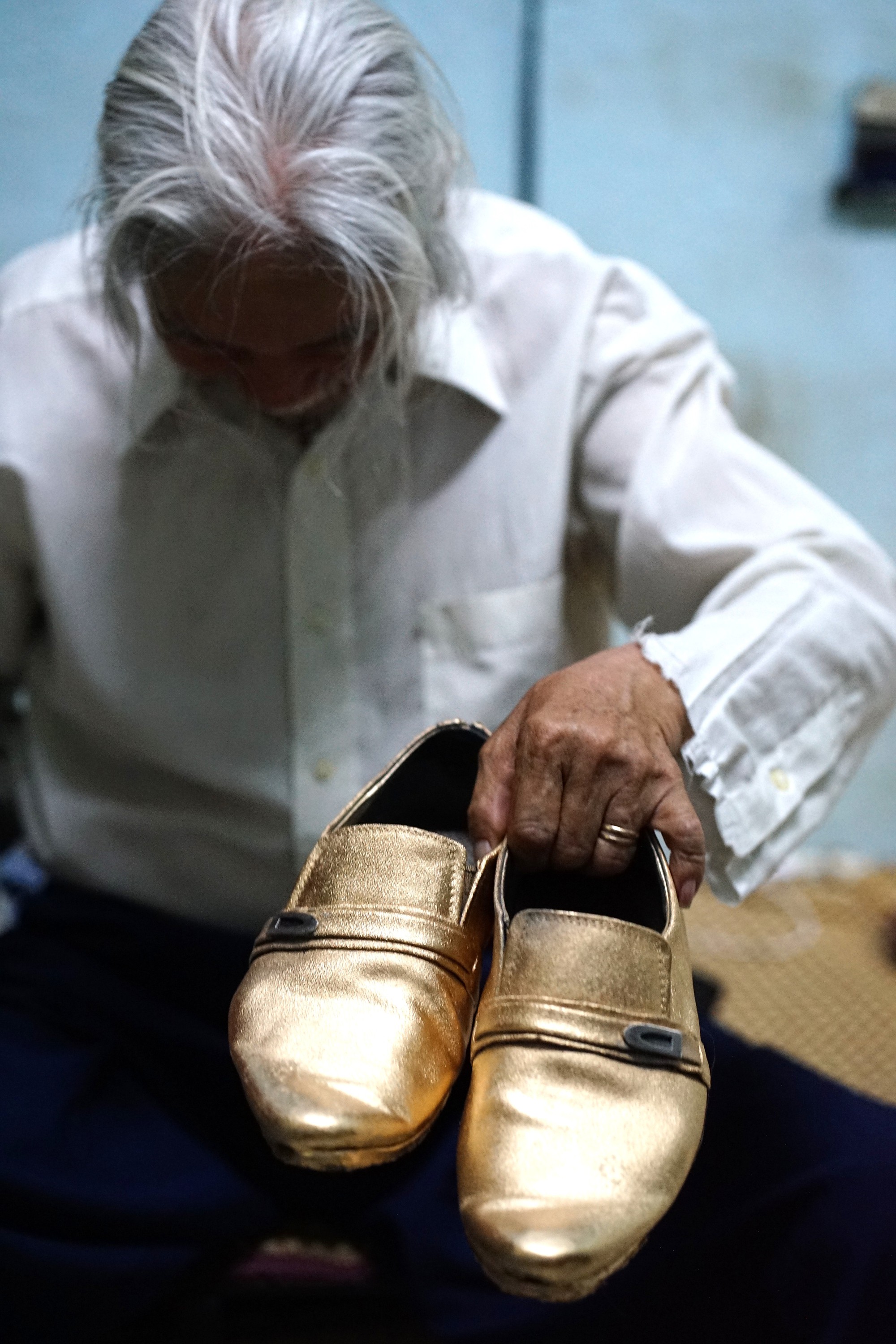 Ăn mặc bảnh bao đi b&aacute;n v&eacute; số, &ocirc;ng l&atilde;o ở TP.HCM sở hữu &ldquo;gia t&agrave;i" kh&oacute; tin: Lần đầu chia sẻ k&yacute; ức về vợ- Ảnh 3.