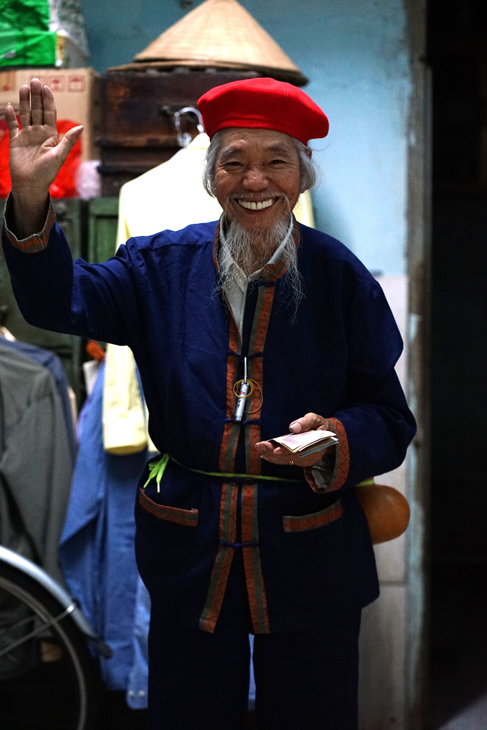 Ăn mặc bảnh bao đi b&aacute;n v&eacute; số, &ocirc;ng l&atilde;o ở TP.HCM sở hữu &ldquo;gia t&agrave;i" kh&oacute; tin: Lần đầu chia sẻ k&yacute; ức về vợ- Ảnh 9.