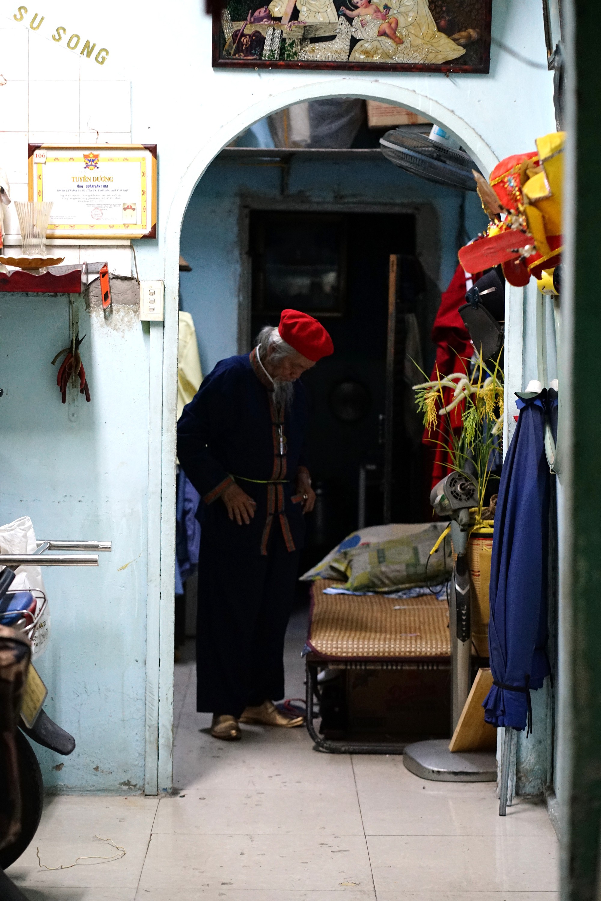 Ăn mặc bảnh bao đi b&aacute;n v&eacute; số, &ocirc;ng l&atilde;o ở TP.HCM sở hữu &ldquo;gia t&agrave;i" kh&oacute; tin: Lần đầu chia sẻ k&yacute; ức về vợ- Ảnh 2.