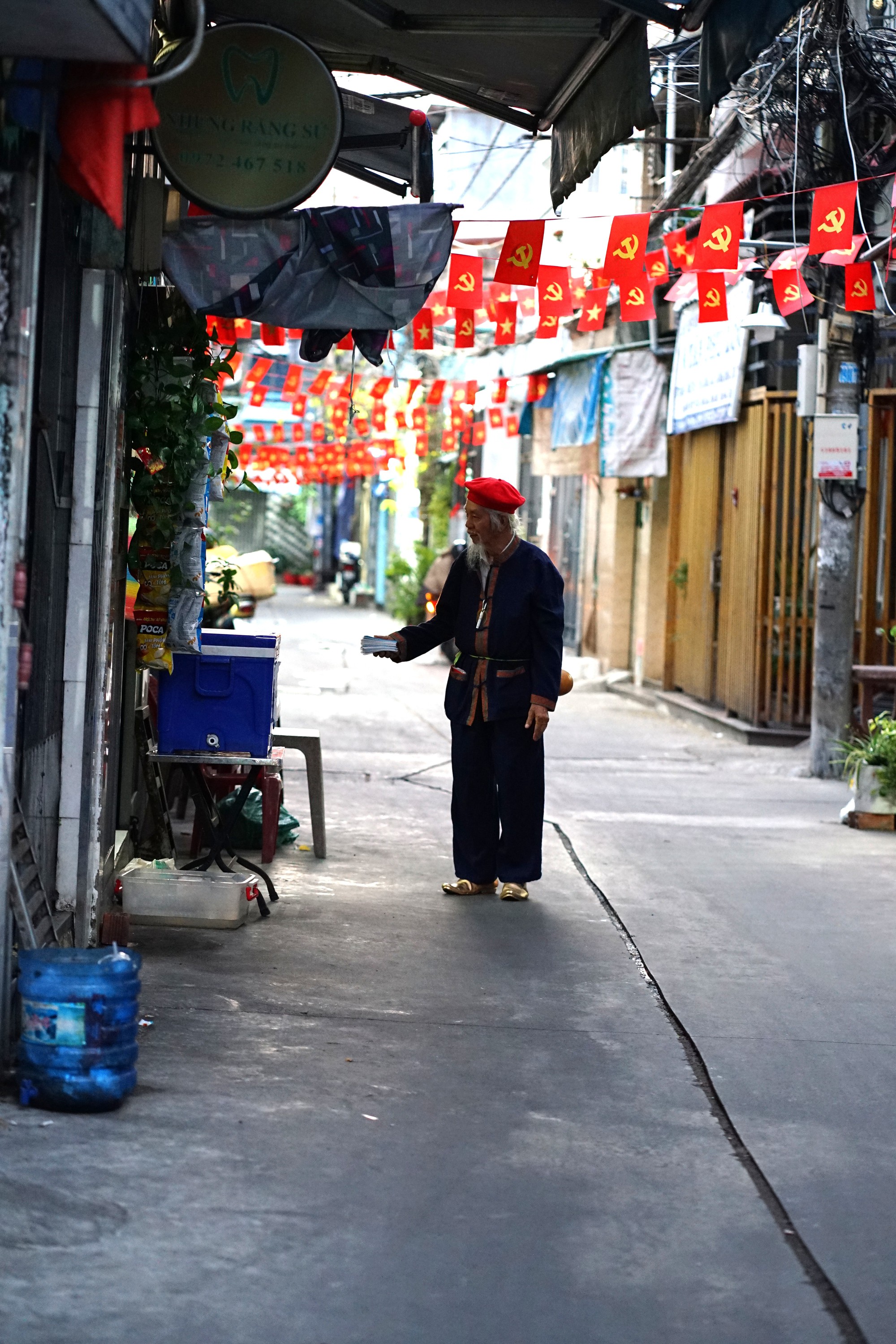 Ăn mặc bảnh bao đi b&aacute;n v&eacute; số, &ocirc;ng l&atilde;o ở TP.HCM sở hữu &ldquo;gia t&agrave;i" kh&oacute; tin: Lần đầu chia sẻ k&yacute; ức về vợ- Ảnh 8.