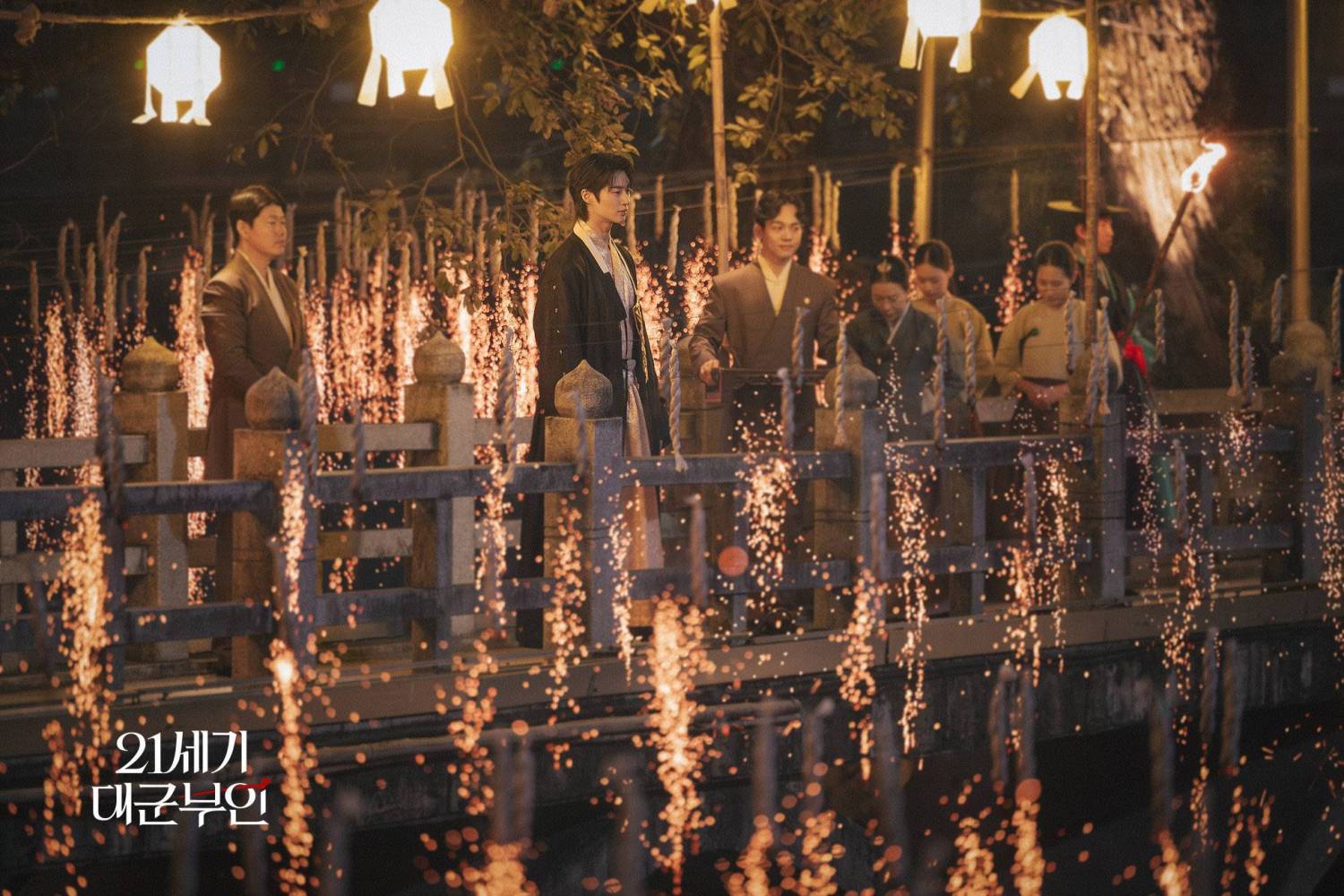 Perfect Crown: Motif cũ nhưng vẫn b&aacute;nh cuốn, IU chứng minh đẳng cấp vai g&igrave; cũng c&acirc;n đẹp- Ảnh 4.