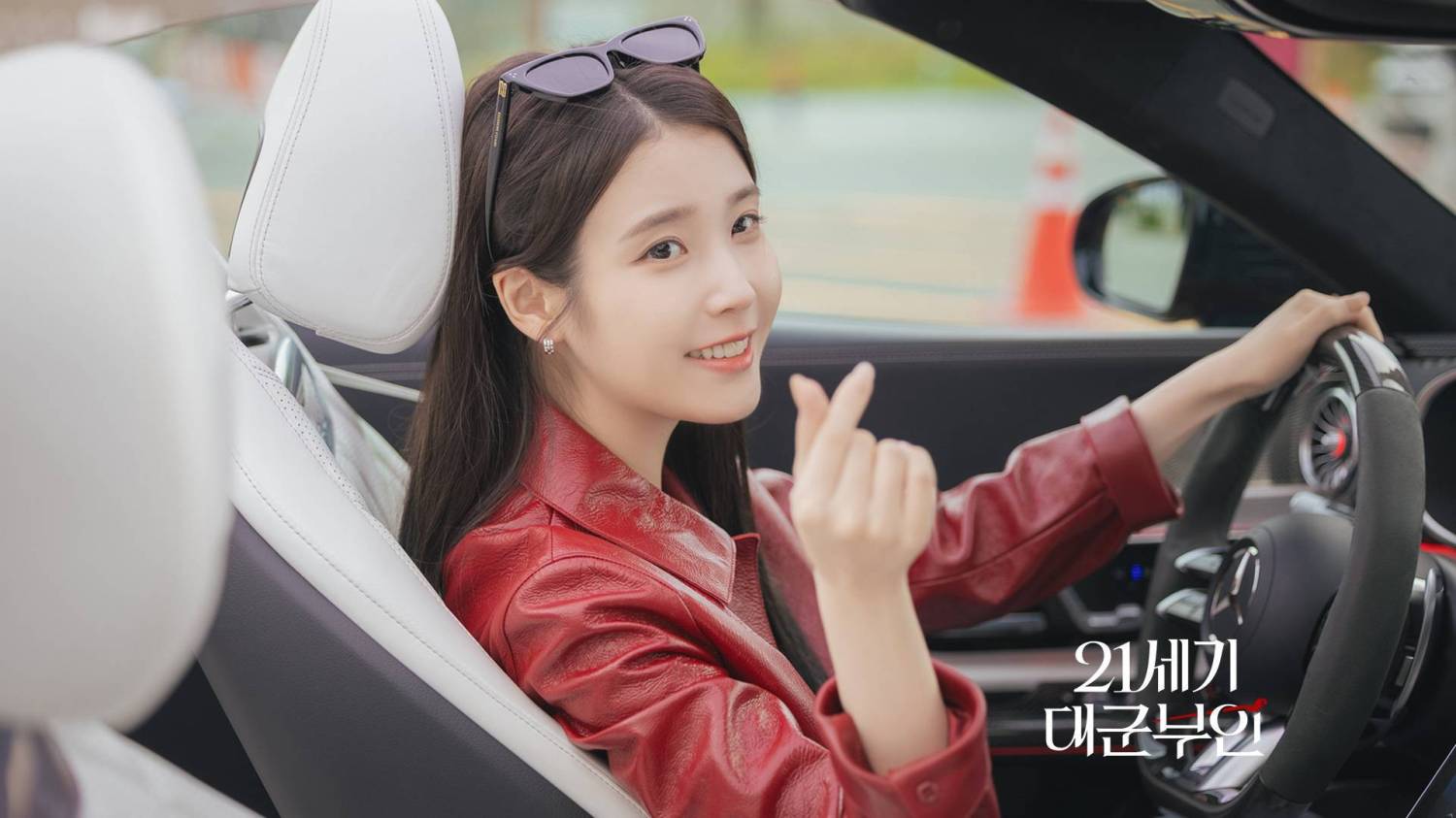 Perfect Crown: Motif cũ nhưng vẫn b&aacute;nh cuốn, IU chứng minh đẳng cấp vai g&igrave; cũng c&acirc;n đẹp- Ảnh 2.