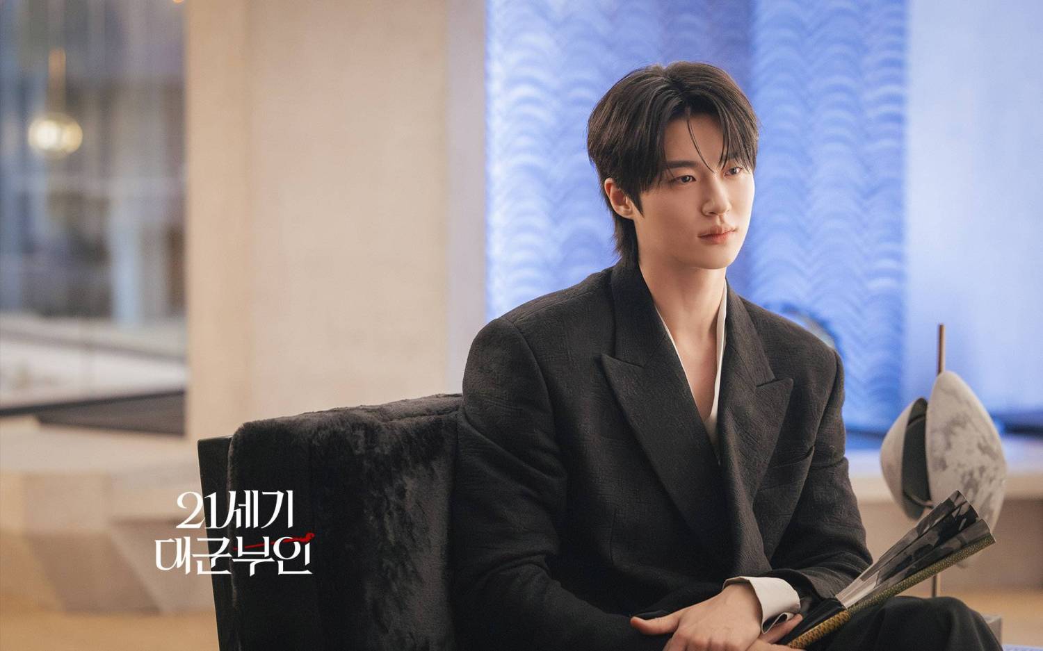 Perfect Crown: Motif cũ nhưng vẫn b&aacute;nh cuốn, IU chứng minh đẳng cấp vai g&igrave; cũng c&acirc;n đẹp- Ảnh 3.