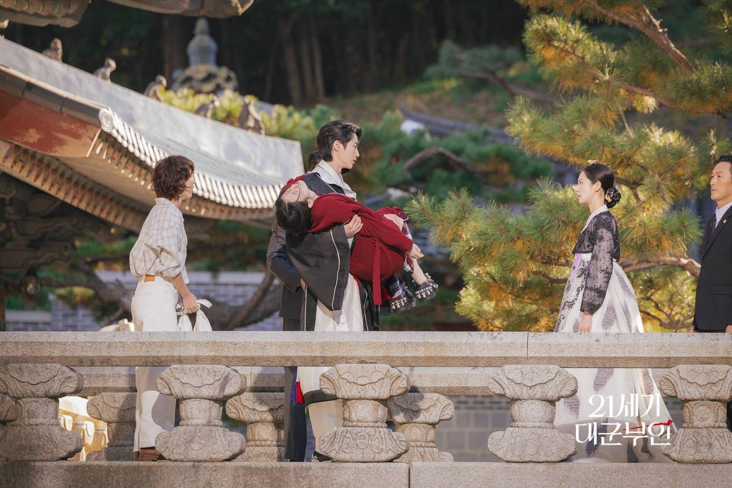 Perfect Crown: Motif cũ nhưng vẫn b&aacute;nh cuốn, IU chứng minh đẳng cấp vai g&igrave; cũng c&acirc;n đẹp- Ảnh 7.