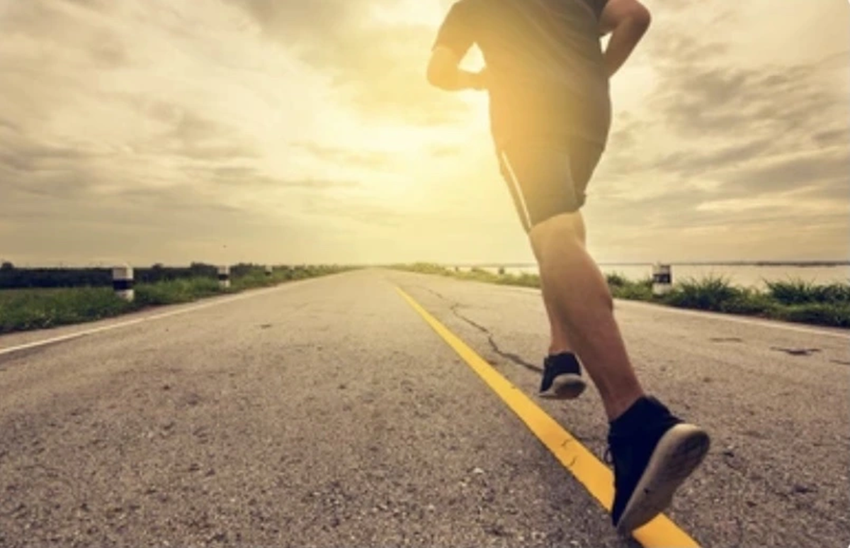 Người đ&agrave;n &ocirc;ng 25 tuổi tử vong sau khi chạy bộ theo c&aacute;ch "lạ đời" - Ảnh 1.