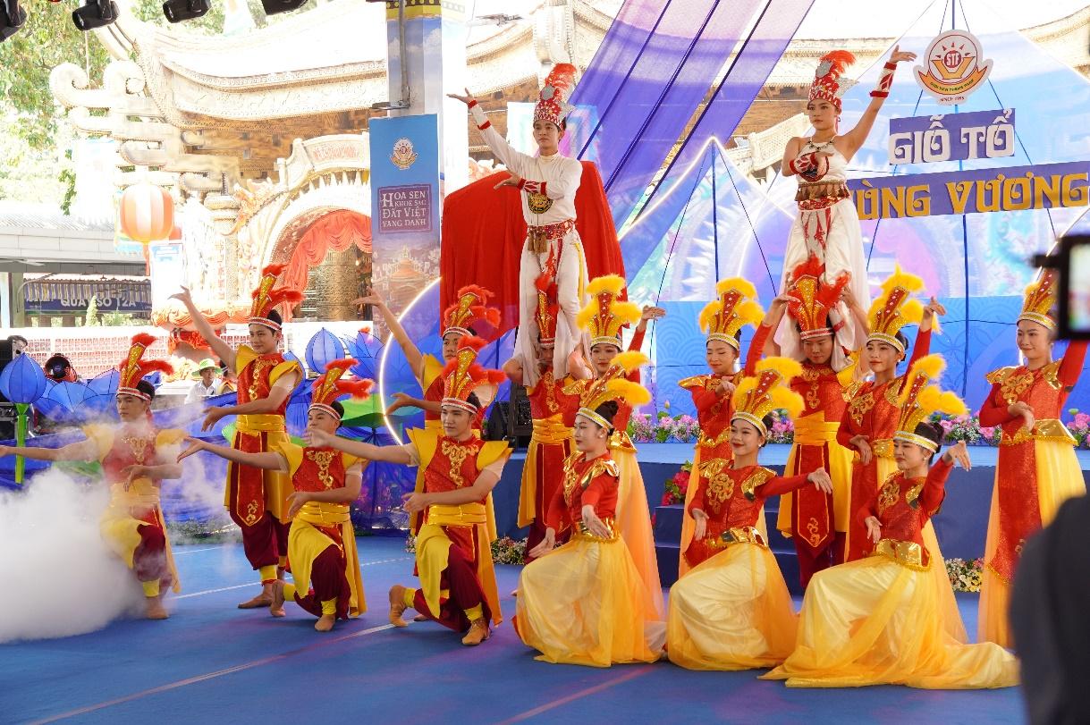 Suối Ti&ecirc;n h&uacute;t kh&aacute;ch dịp lễ với 1.000 v&eacute; miễn ph&iacute; v&agrave; 10.000 phần gạo lộc - Ảnh 2.