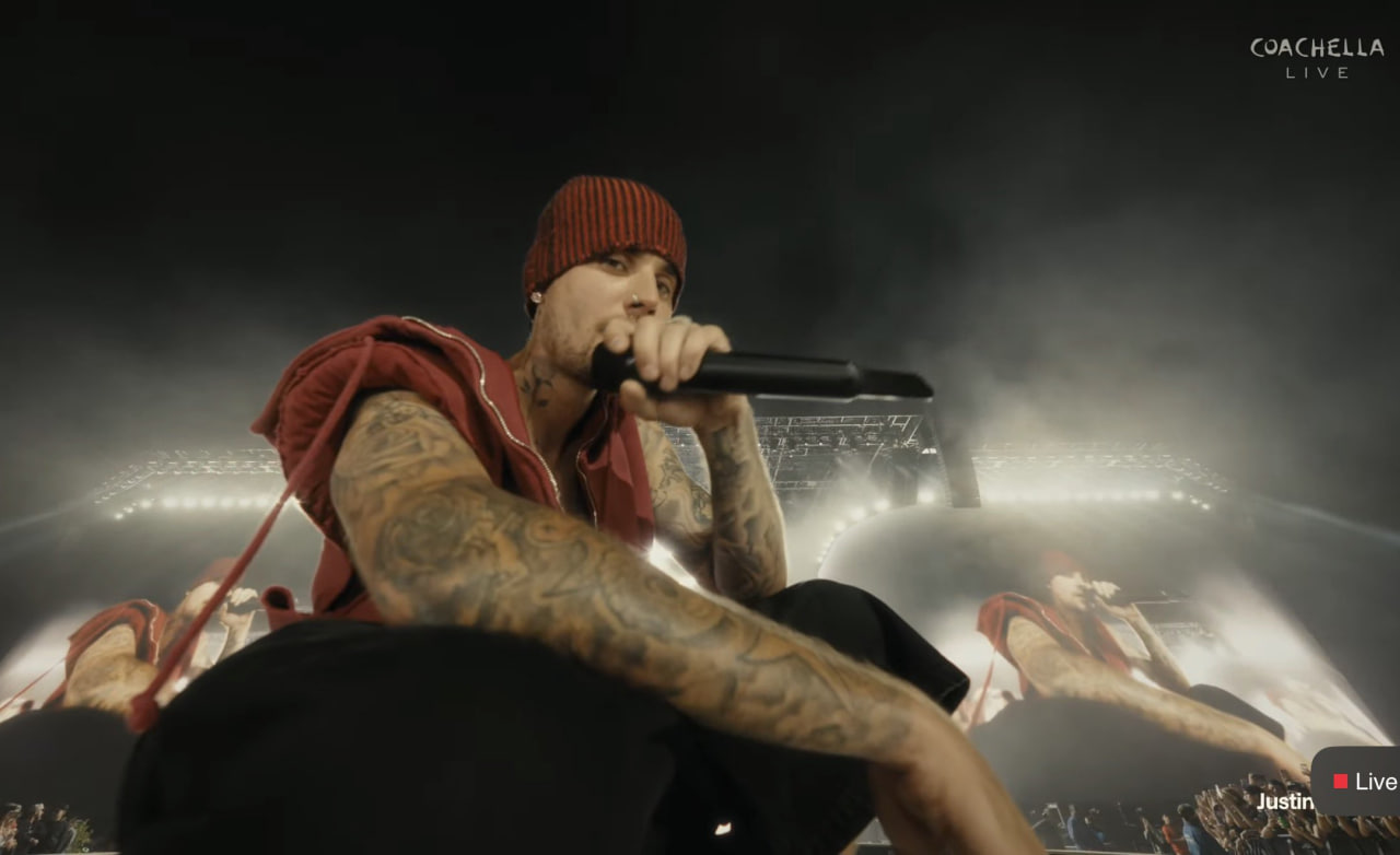 Justin Bieber bị &ldquo;đụng chạm&rdquo; nhạy cảm ngay tr&ecirc;n s&acirc;n khấu Coachella- Ảnh 4.